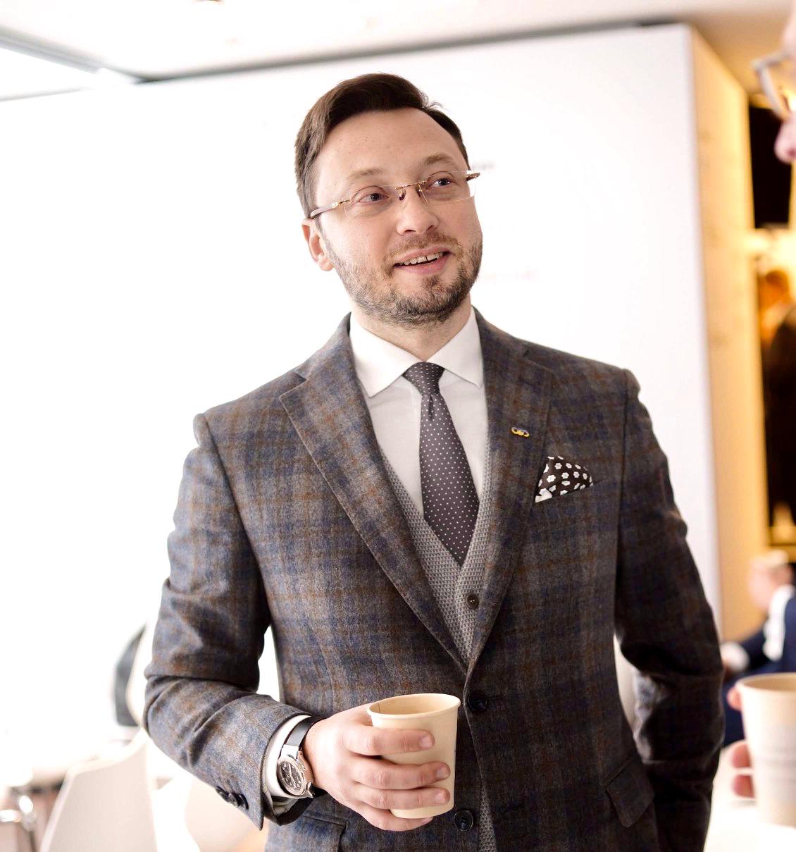 Denys Dolynskyi at a business event